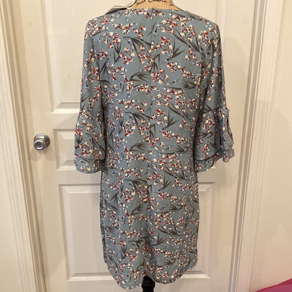 Belongsci medium boutique floral V-neck dress! Cottage core ruffled sleeve - Picture 4 of 6